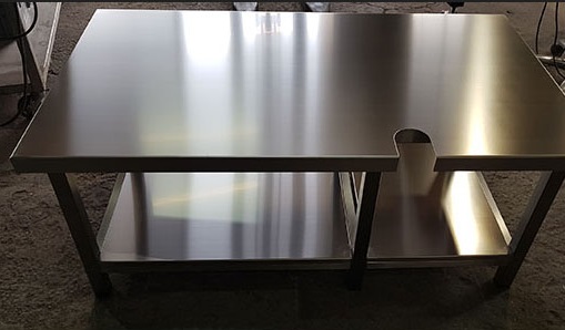 Edelstahl-Arbeitstisch Frontansicht