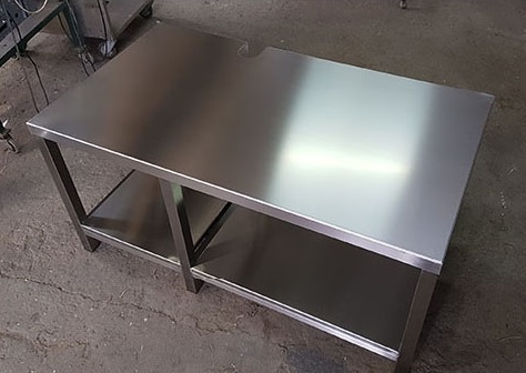 Arbeitstisch aus Edelstahl