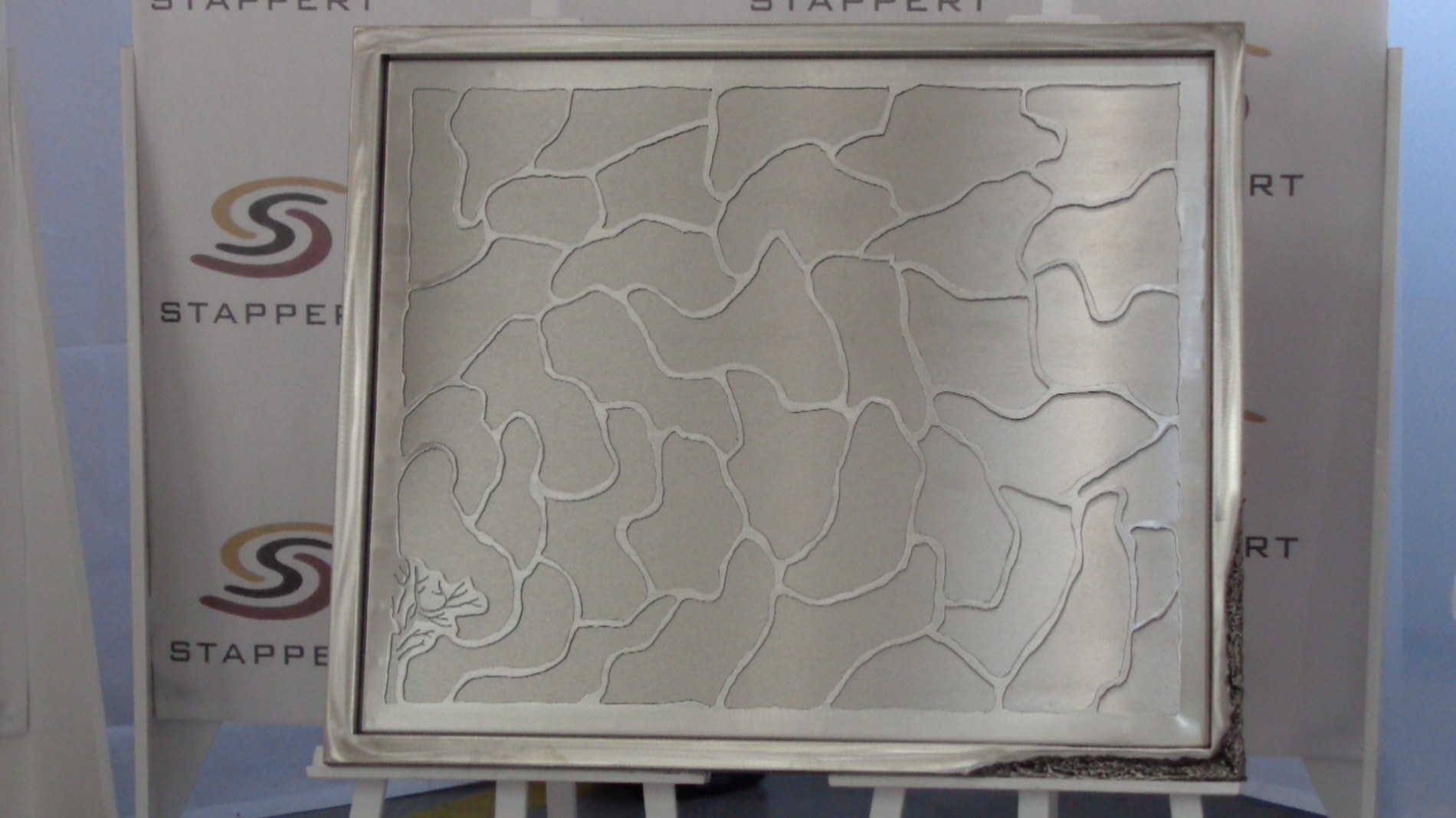 Edelstahl Kunstwerk mit Rahmenbruch